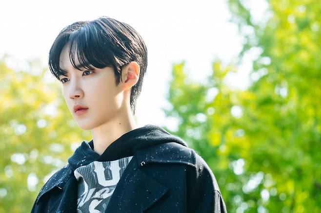 하유준이 SBS 드라마 ‘사계의 봄’에서 케이팝 최고 밴드 리더에서 불의의 사건으로 팀에서 퇴출된 ‘사계’를 맡아 연기한다. 신인밴드 ‘에이엠피’의 보컬리스트인 하유준은 데뷔 전 드라마로 먼저 신고식을 치뤘다. 사진제공 | FNC 엔터테인먼트