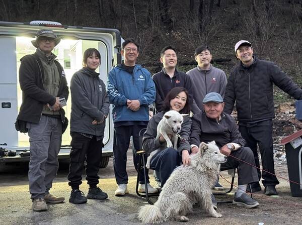 ▲ 방송인 전현무(뒷줄 맨 오른쪽)와 슈퍼모델 출신 훈련사 김효진(앞줄 왼쪽) 등이 참가한 가운데 '리홈 캠페인'이 본격 시작됐다. 제공|리홈 캠페인