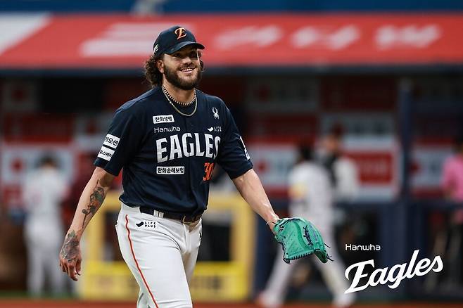 ▲ 폰세는 올해 뛰어난 개인 기량은 물론 호조를 보이고 있는 팀 성적까지 웃는 날이 많아지고 있다 ⓒ 한화 이글스