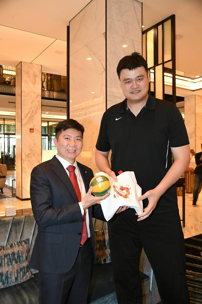 유승민(왼쪽) 대한체육회장과 야오밍. /사진=대한체육회 제공