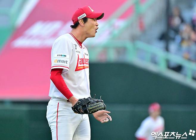 11일 오후 인천SSG랜더스필드에서 열린 '2025 신한 SOL Bank KBO리그' KIA 타이거즈와 SSG 랜더스의 더블헤더 2차전 경기, 3회초 SSG 김광현이 김수윤의 러닝스로우에 놀라고 있다. 문학, 김한준 기자