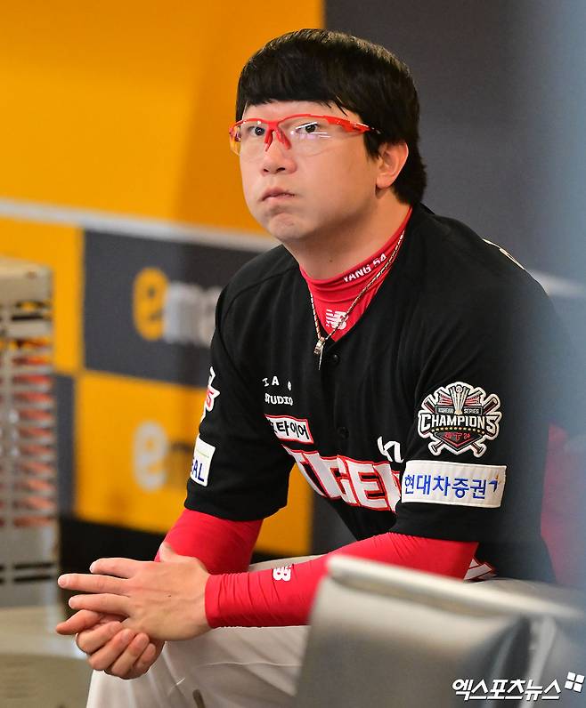 11일 오후 인천SSG랜더스필드에서 열린 '2025 신한 SOL Bank KBO리그' KIA 타이거즈와 SSG 랜더스의 더블헤더 2차전 경기, 6회말 1사 1,2루 KIA 양현종이 마운드를 내려간 후 아쉬워하고 있다. 문학, 김한준 기자