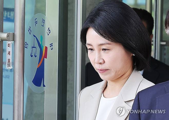 항소심 선고공판 마치고 나오는 김혜경 씨 (수원=연합뉴스) 홍기원 기자 = 공직선거법 위반 혐의로 기소돼 1심에서 벌금형을 선고받은 더불어민주당 이재명 대선후보 배우자 김혜경 씨가 12일 경기도 수원시 영통구 수원고등법원에서 열린 항소심 선고공판을 마치고 나오고 있다.
수원고법 형사3부(김종기 고법판사)는 12일 김씨의 공직선거법 위반(기부행위) 혐의 항소심 선고 공판에서 피고인과 검사가 제기한 항소를 모두 기각하고 원심 판결을 그대로 유지했다.
1심은 김씨에게 벌금 150만원을 선고했다. 2025.5.12 xanadu@yna.co.kr