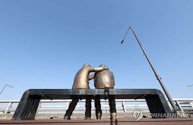 작년 자살 건수 13년 만에 최대 (서울=연합뉴스) 김성민 기자 = 지난해 우리나라에서 스스로 목숨을 끊은 사람이 2011년 이후 13년 만에 가장 많았던 것으로 나타났다.
사진은 27일 오후 서울 마포대교에 자살 예방을 위한 '한 번만 더' 동상이 설치돼 있다. 2025.2.27 ksm7976@yna.co.kr