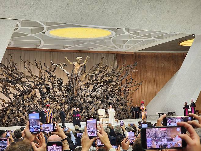 새 교황 레오 14세 입장 순간 (바티칸=연합뉴스) 신창용 특파원 = 레오 14세 교황이 12일(현지시간) 바티칸 바오로 6세 홀에 입장하자 기자회견에 참석한 전 세계 언론인들이 휴대전화로 그 장면을 찍고 있다. 2025.05.12 changyong@yna.co.kr