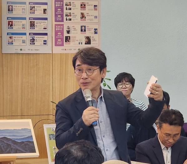 유시민 작가가 13일 인천 중구 복합문화공간 ‘개항도시’에서 ‘대통령 노무현을 말하다’를 주제로 강연하고 있다. 2025.5.13 /한달수기자 dal@kyeongin.com