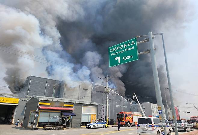 3일 오전 10시 29분 경기도 이천시 부발읍에 있는 대형 물류센터에서 불이 나 소방당국이 대응 2단계를 발령해 진화 중이다. 김웅섭기자/