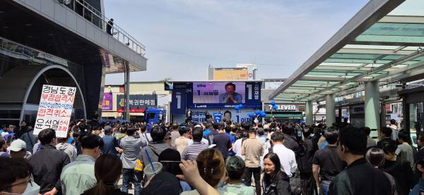 더불어민주당 이재명 대선 후보가 대구·경북(TK) 지역 유세에 나선 13일 경북 구미시 구미역광장에서 시민들에게 지지를 호소하고 있다. 이봉한 기자