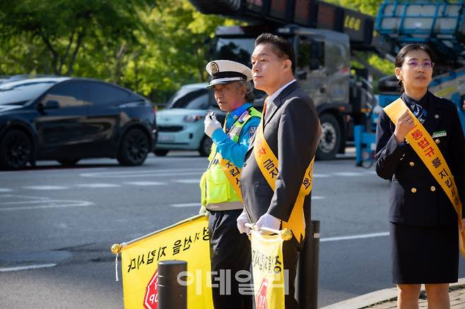 이재준 수원시장이 등굣길 통학로에서 교통지도를 하고 있다.(사진=수원시)