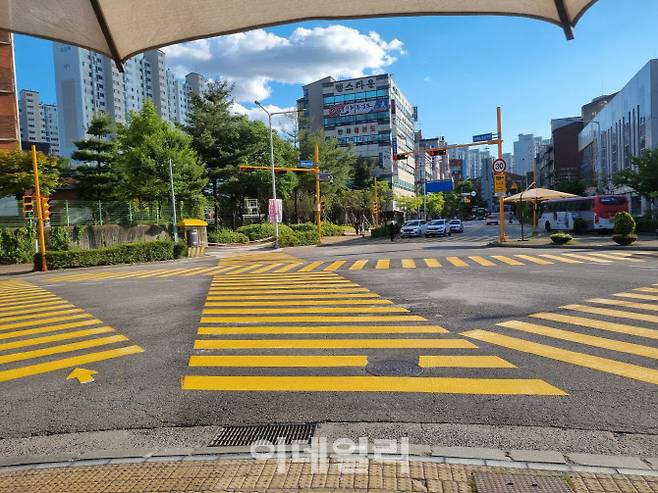 수원시가 어린이보호구역 내 횡단보도를 노란색으로 칠해 운전자의 시인성을 높였다.(사진=수원시)