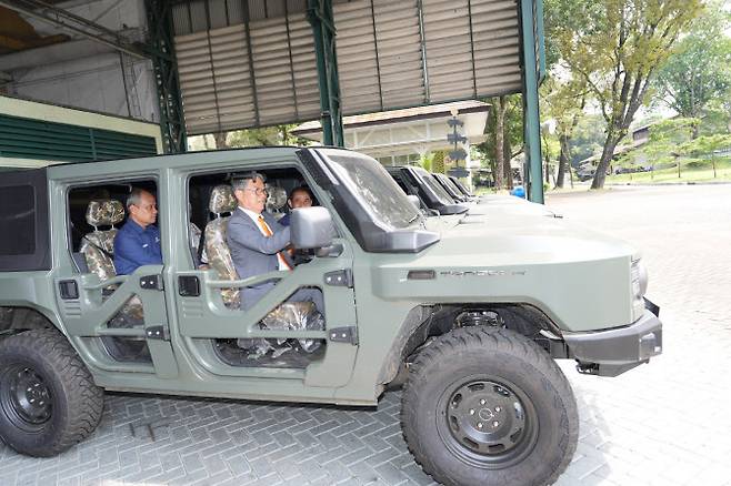 8일(현지시간) 인도네시아 반둥에 위치한 핀다드 본사에서 곽재선 KGM 회장(앞쪽 우측 운전석)이 현지 수출한 군용차 ‘렉스턴 KD’를 운전하고 있다.(사진=KGM)