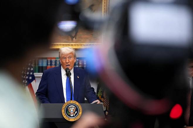 도널드 트럼프 미국 대통령이 12일 미국 백악관 루즈벨트방에서 기자회견을 하고 있다. (사진=게티이미지)