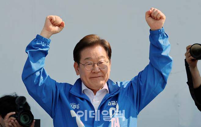 이재명 더불어민주당 대선 후보가 6·3 대통령선거 공식 선거운동 첫날인 지난 12일 오후 경기 화성시 동탄 센트럴파크 음악분수중앙광장에서 열린 ‘K-반도체’ 동탄 집중유세에 참석하고 있다. (사진=이데일리 이영훈 기자)