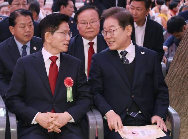 이재명 더불어민주당 대선 후보(오른쪽)와 김문수 국민의힘 대선 후보가 5일 서울 종로구 조계사에서 열린 불기 2569년 부처님오신날 봉축법요식에 참석해 대화하고 있다. (사진=연합뉴스)