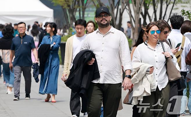 서울 종로구 광화문광장을 찾은 외국인 관광객들이 외투를 든 채 발걸음을 옮기고 있다. (사진은 기사 내용과 무관함) / 뉴스1 ⓒ News1