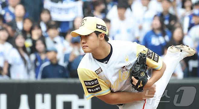 6일 대전 한화생명볼파크에서 열린 '2025 신한 SOL 뱅크 KBO리그' 프로야구 한화 이글스와 삼성라이온즈 경기에서 한화 정우주가 투구하고 있다. 2025.5.6/뉴스1 ⓒ News1 김기남 기자