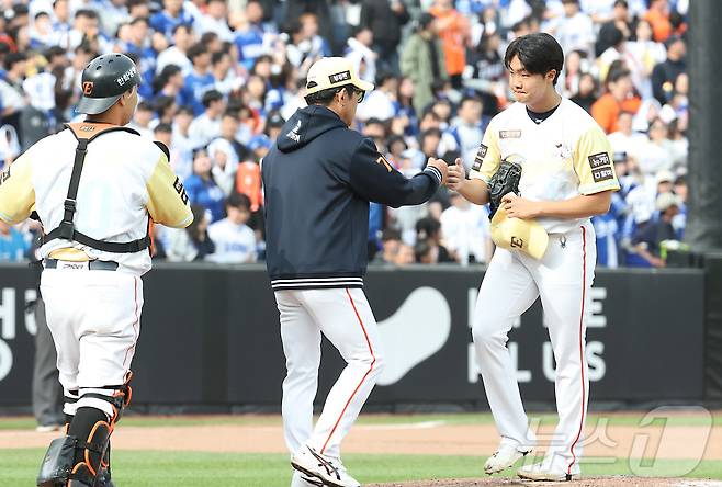 6일 대전 한화생명볼파크에서 열린 '2025 신한 SOL 뱅크 KBO리그' 프로야구 한화 이글스와 삼성라이온즈 경기에서 한화 정우주가 8회초 교체되며 양상문 코치와 하이파이브 하고 있다. 2025.5.6/뉴스1 ⓒ News1 김기남 기자