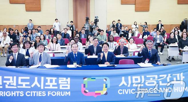 강기정 광주시장이 10일 오후 서구 김대중컨벤션센터에서 열린 '제14회 세계인권도시포럼'에 참석해 기념촬영을 하고 있다.(광주시 제공)2024.10.10/뉴스1