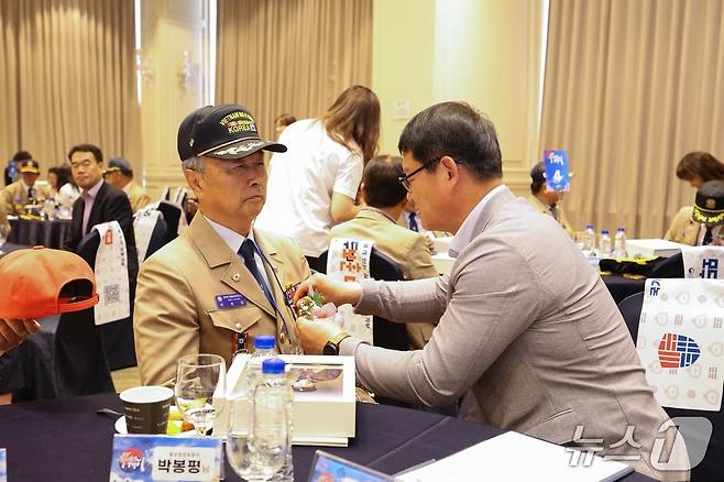 서승일 대전보훈청장(오른쪽)이 13일 대전 라마다호텔에서 열린 '히어로즈 데이' 행사에 참석한 월남참전유공자에게 무궁화를 달아드리고 있다.(대전보훈청 제공) /뉴스1