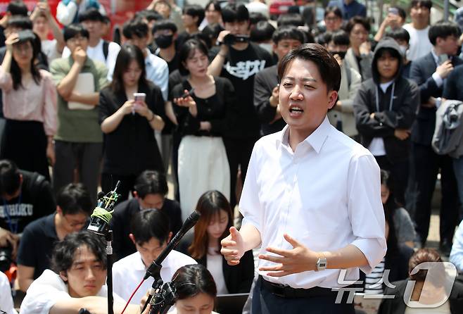 이준석 개혁신당 대통령 후보가 13일 대구 북구 경북대를 찾아 학생들과 점심 식사를 앞두고 복지관 앞에서 발언하고 있다. 2025.5.13/뉴스1 ⓒ News1 공정식 기자