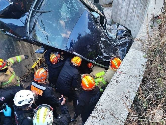 지난 2022년 12월 강원 강릉에서 발생한 급발진 의심사고 현장.(강릉소방서 제공, 재판매 및 DB 금지)