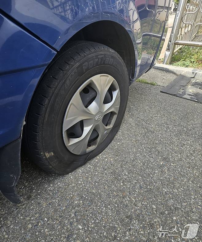 13일 강원 삼척에서 만취 60대 남성에 의해 훼손된 이재명 더불어민주당 대통령 후보 유세차량 타이어.(더불어민주당 동해·태백·삼척·정선지역위원회 제공, 재판매 및 DB 금지) 2025,5,13.뉴스1