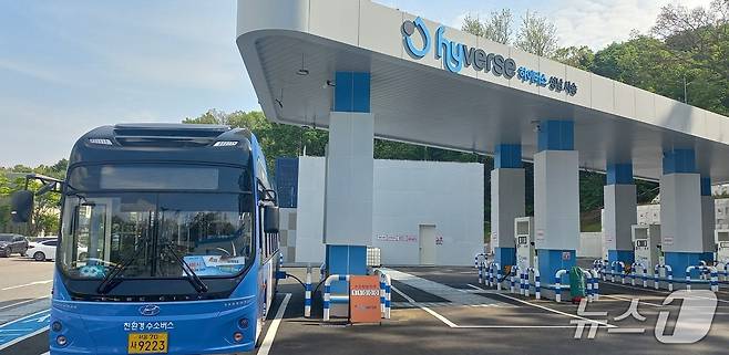 성남시 사송 수소 충전소에서 수소 시내버스가 충전을 하고 있는 모습.(한강청 제공)