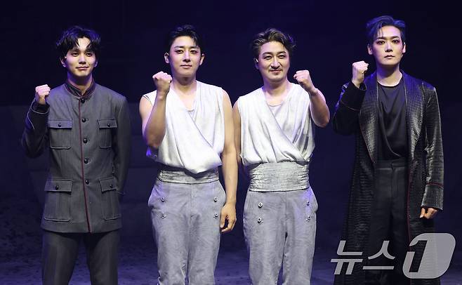 배우 유승호(왼쪽부터)와 손호준, 김준원, 양지원이 13일 서울 마포구 서강대학교 메리홀 대극장에서 열린 연극 ‘킬링시저’ 프레스콜에서 포즈를 취하고 있다. 윌리엄 셰익스피어의 명작 '줄리어스 시저'를 원작으로 한 연극 '킬링 시저'는 공화정을 지킨다는 명분으로 벌어진 시저 암살이 결국 또 다른 독재자를 탄생시킨 아이러니를 다룬 작품이다. 2025.5.13/뉴스1 ⓒ News1 권현진 기자