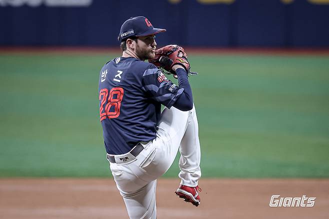 롯데 반즈가 고척스카이돔에서 열린 2025 KBO리그 키움전에 선발 등판해 역투하고 있다. 사진 | 롯데 자이언츠