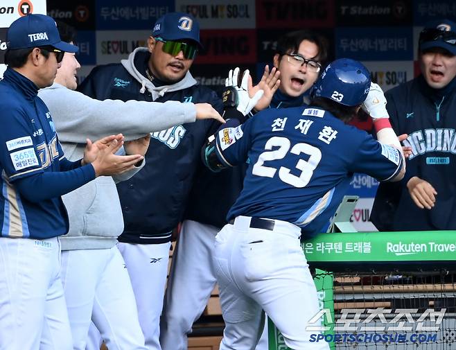 11일 잠실야구장에서 열린 NC와 두산의 더블헤더 2차전, 2회초 NC 천재환이 선제 솔로홈런을 치고 이호준 감독의 환영을 받고 있다. 잠실=허상욱 기자wook@sportschosun.com/2025.05.11/