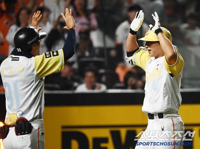 13일 대전 한화생명볼파크에서 열린 두산-한화전. 9회말 2사 1루 최인호가 동점 투런포를 터트린 후 환호하고 있다. 대전=정재근 기자 cjg@sportschosun.com/2025..5.13/