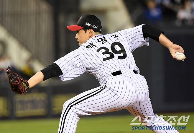15일 잠실구장에서 열린 LG 트윈스와 삼성 라이온즈의 경기. LG 박명근이 역투하고 있다. 잠실=박재만 기자 pjm@sportschosun.com/2025.04.15/