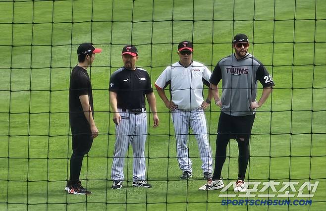 LG 오스틴 딘이 13일 경기전 가볍게 러닝을 하며 몸상태를 체크한 뒤 김용일 수석 트레이닝 코치와 얘기를 하고 있다. 잠실=권인하 기자