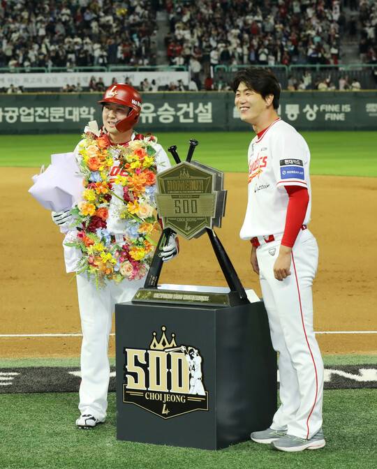 최정(왼쪽). ⓒSSG랜더스