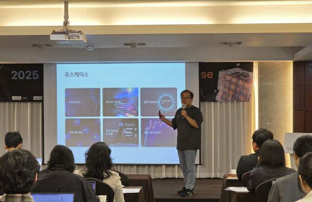 도원철 코난테크놀로지 연구소 상무가 코난 LLM ENT-11 모델의 추론 성능을 선보이고 있다. (사진=코난테크놀로지)