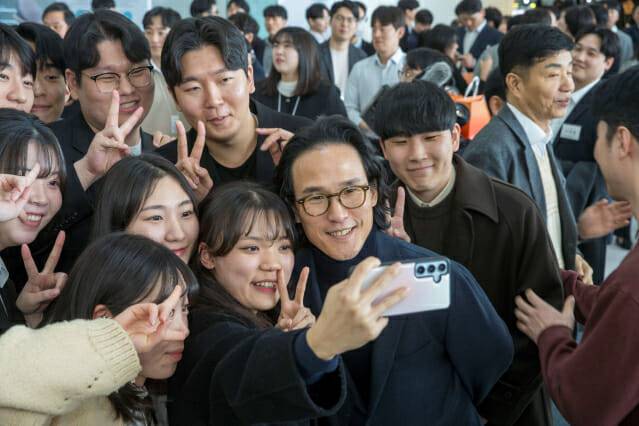 ‘2025 한국앤컴퍼니그룹 신입사원 환영행사(PLWD)'에 참가해 직원들과 사진 촬영을 하는 조현범 회장
