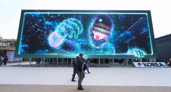 '2025 오사카·간사이 세계엑스포(만국박람회)'가 열리고 있는 유메시마 엑스포장 내 한국관 외벽에 설치된 미디어 파사드. 사진=이지위드