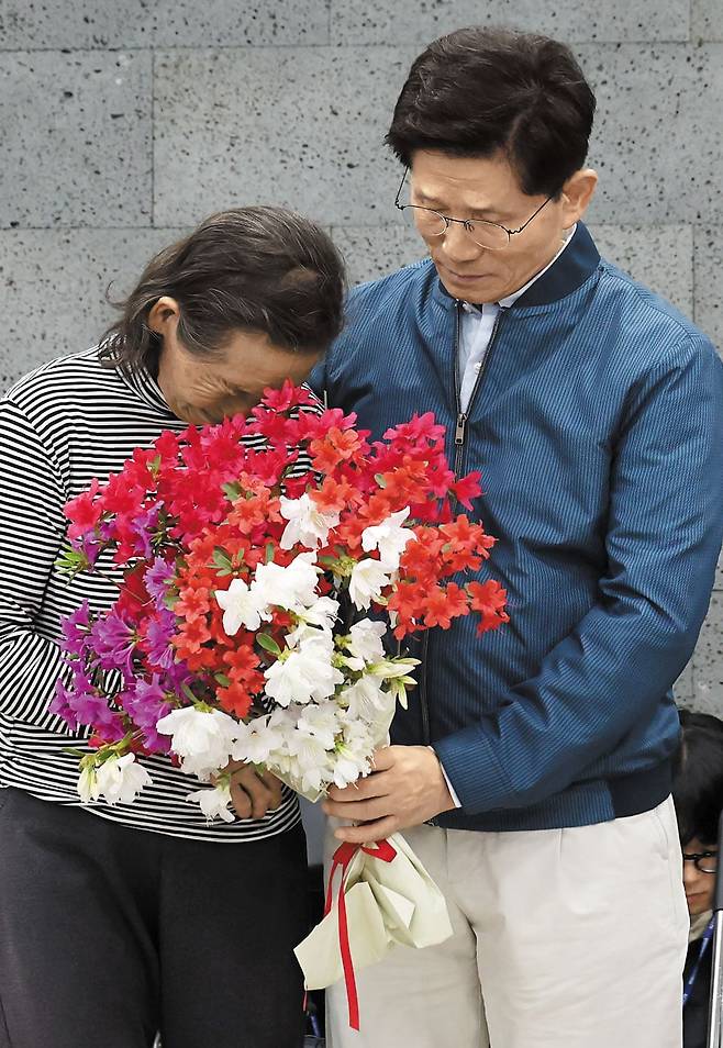 "후보 되면 다시 올게요" 15년전 약속 지켰다 - 김문수 국민의힘 대선 후보가 첫 지역 일정으로 4일 경기 포천 장자마을(한센인 마을)을 방문해 주민이 준비한 꽃다발을 받고 있다. 장자마을은 한센인들이 운영하던 무허가 염색공장을 김 후보가 경기도지사 시절 섬유산업단지로 조성한 마을이다. 2010년 김 후보는 이곳에서 이틀간 머물며 '대통령 후보가 되면 다시 방문하겠다'고 약속했다고 한다. 최종국 장자마을 대표는 "광역지자체장이 여기 오신 건 처음이었다. 약속을 지켜 다시 오신 것에 너무 감사드린다"고 했다. /남강호 기자