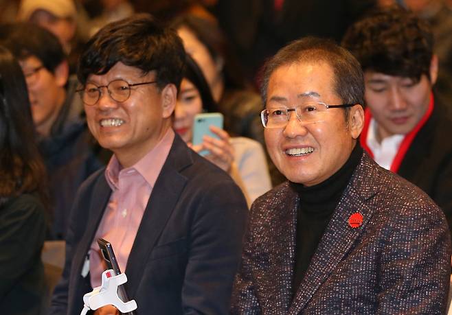 지난 2018년 서울 중구 한국프레스센터에서 열린 행사에 참석한 이병태 전 카이스트 교수(왼쪽)와 홍준표 전 대구시장./남강호 기자