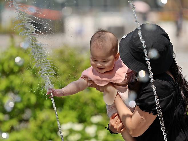 대체로 맑고 포근한 초여름 날씨를 보인 지난 12일 오후 서울 광화문광장 분수터널에서 어린이가 더위를 식히고 있다. /뉴스1