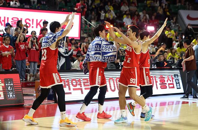 13일 서울 잠실학생체육관에서 열린 프로농구 챔피언결정 5차전. 서울 SK 선수들이 창원 LG에 30점차 대승을 거둔 뒤 기뻐하고 있다. /뉴시스