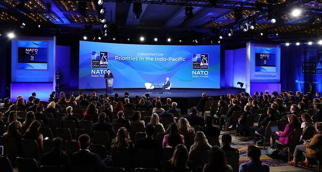 윤석열 대통령이 11일(현지시간) 미국 워싱턴DC 메리어트 마르퀴스 호텔에서 열린 북대서양조약기구(NATO·나토) 퍼블릭포럼 인도·태평양 세션에서 연설하고 있다. ⓒ연합뉴스