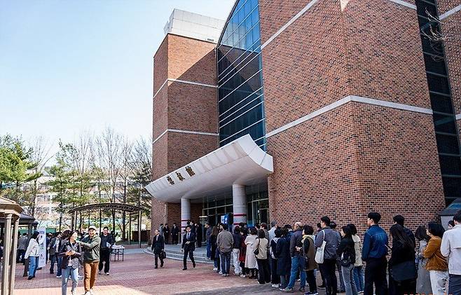 교회를 29개로 쪼갠 분당우리교회가 예배당으로 사용하고 있는 경기 성남시 송림중고교 강당. 이찬수 목사가 2002년 개척한 분당우리교회는 지금까지 교회 본당 없이 이곳에서 예배를 드리고 있다. 분당우리교회 제공