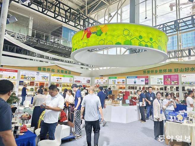 9일 중국 후난성 화이화에서 열린 제2회 역내포괄적경제동반자협정(RECP) 무역 박람회에서 해외 바이어들이 중국 제품을 살펴보고 있다. 중국은 미국의 고율 관세 부과를 맞아 수출 국가 다변화에 힘쓰고 있다. 화이화=김철중 특파원 tnf@donga.com