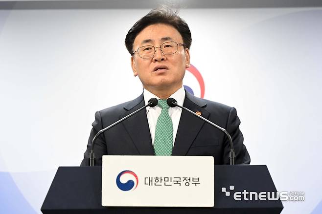 유상임 과학기술정보통신부 장관이 지난 9일 서울 종로구 정부서울청사에서 과기정통부 국정 핵심과제 4차 국민 브리핑을 하고 있다. 전자신문DB