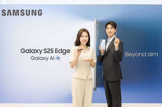 삼성전자 모델들이 13일 '삼성 강남'에서 진행된 '갤럭시 S25 엣지' 공개 행사에서 '갤럭시 S25 엣지' 제품을 소개하고 있다. 삼성전자 제공