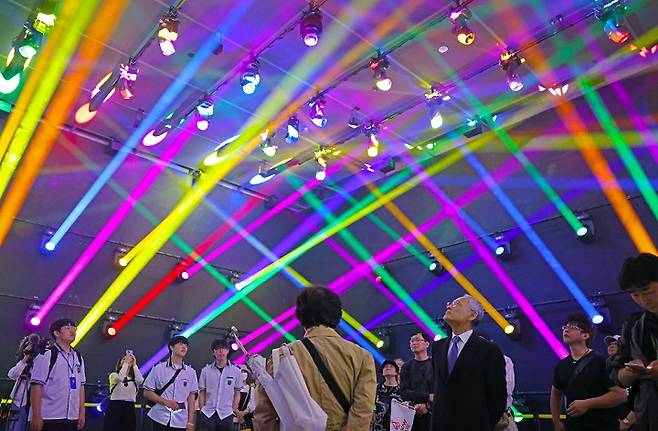 유인촌 문화체육관광부 장관이 13일 '2025 오사카·간사이 세계 박람회 한국의 날'을 맞아 일본 오사카 유메시마 엑스포장 '한국관'을 찾아 전시를 살펴보고 있다.(사진=문체부 제공)