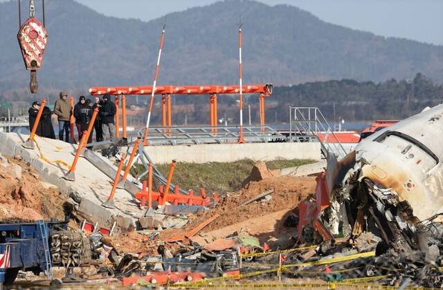 2024년 12월31일 전남 무안국제공항 ‘제주항공 참사’ 현장에서 미국 연방교통안전위원회(NTSB) 관계자들을 비롯한 한·미 합동조사단이 사고 여객기 기체와 방위각제공시설이 설치됐던 콘크리트 구조물 등을 살펴보고 있다. 김영원 기자