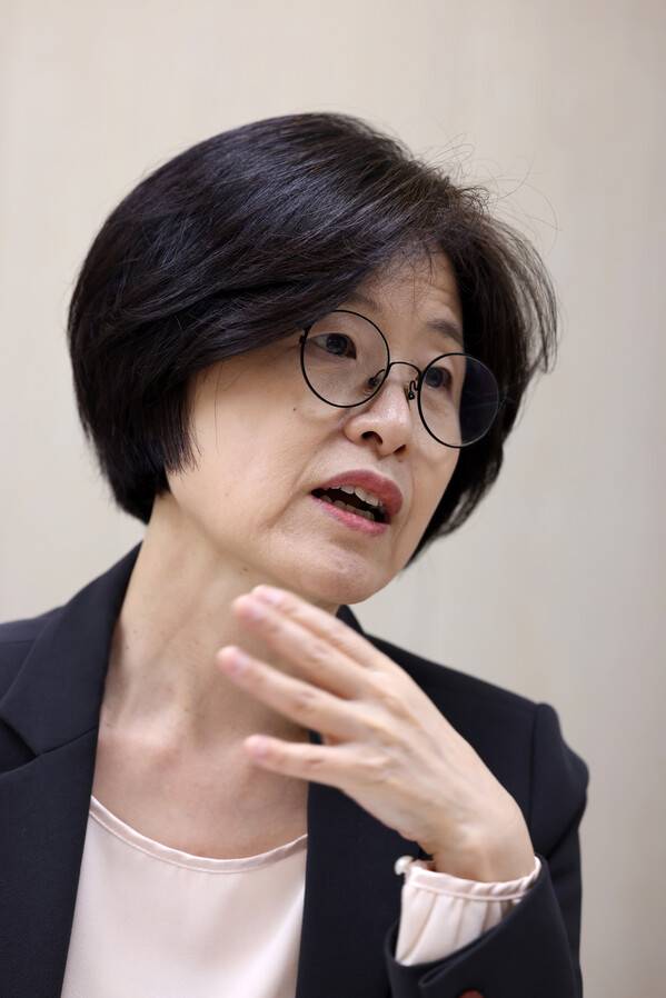김양희 교수가 2025년 4월29일 서울 마포구 한겨레신문사에서 한겨레21과 인터뷰하고 있다. 사진 류우종 기자