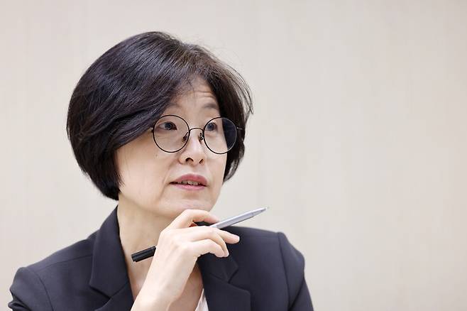 김양희 교수가 2025년 4월29일 서울 마포구 한겨레신문사에서 한겨레21과 인터뷰하고 있다. 사진 류우종 기자